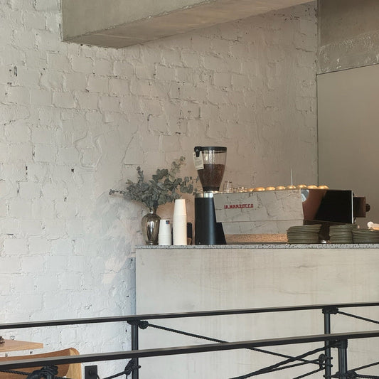 Minimalistische koffiebar met LaMarzocco espressomachine en koffiemolen