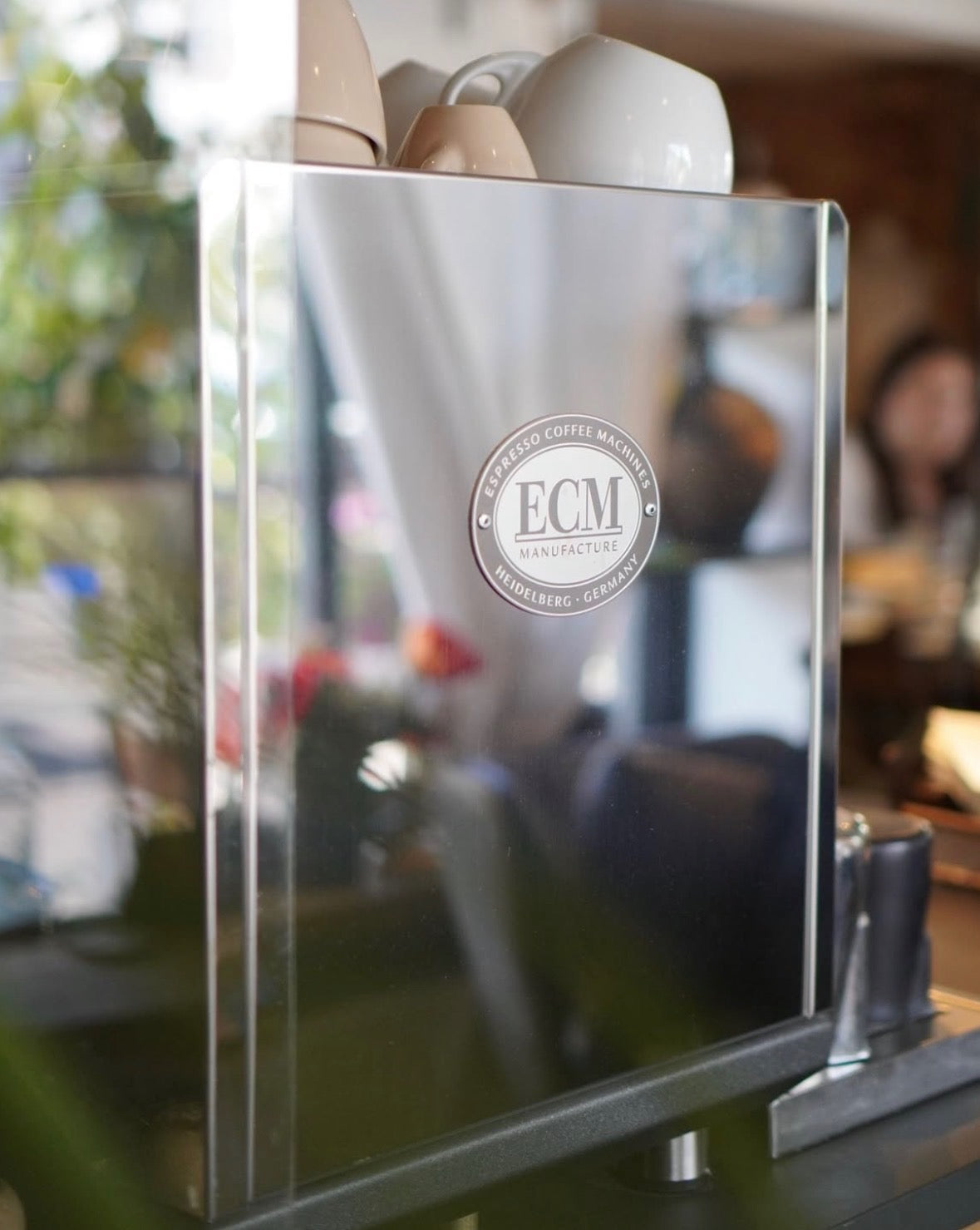 Close van de achterkant van een ECM machine, logo in beeld