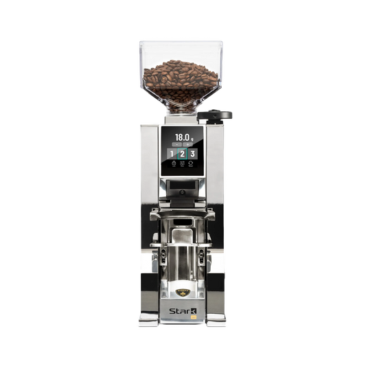 Eureka Mignon Stark W grind-by-weight koffiemolen in het zwart, met een bonenreservoir en een digitaal display aan de voorzijde.