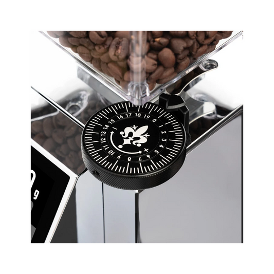 Close-up van de instelknop van de Eureka Mignon Stark W grind-by-weight koffiemolen, waarop de maalgraad zichtbaar is.