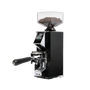 Profielaanzicht van de zwarte Eureka Mignon Stark W espressomolen, met de filterdragerhouder aan de voorkant en een transparant bonenreservoir bovenop.