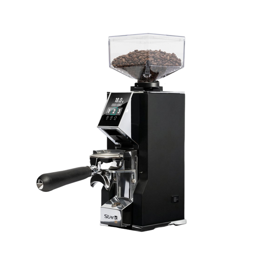 Profielaanzicht van de zwarte Eureka Mignon Stark W espressomolen, met de filterdragerhouder aan de voorkant en een transparant bonenreservoir bovenop.