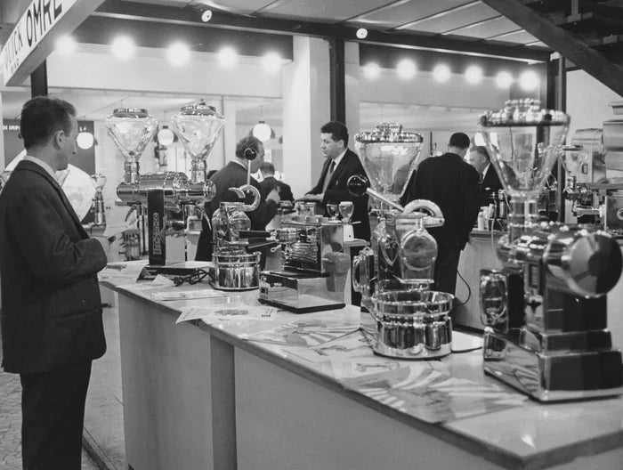 Oude grijze koffiewinkel met koffiezetapparaten